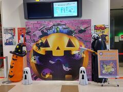 【茨城空港】
茨城空港8時35分発、スカイマーク183便で神戸空港へ向かいます。
この日は、「Halloween」空港内も「Halloween」の飾りつけがありました。
