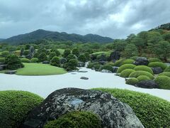 遠くの山まで庭園が広がっています。枯山水と緑の美しさに暫く圧倒されます。