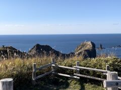 「神威岬展望台」まで登ってくると積丹ブルーの海と神威岩を見渡すことができます

青空なのに何故か悲しく感じてしまうのは積丹にある伝説のせいでしょうか…