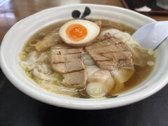 注文していたのは一番人気の「花鳥風月ラーメン」です。

プリプリの海老入りワンタンと肉ワンタンの両方が入っています。ワンタンの皮は薄くてツルツルとした食感でした。スープは魚介（鯛・煮干・昆布・さば節・鰹節）ベースで、他にゲンコツ（豚の骨）・親鶏を使っていてあっさりとしています。関西人の私達の口に合うお味でした。麺は自家製の中細ちぢれ麺です。チャーシューも良い味付けで、２人共とても気に入りました♪　

地元の方らしいシニアカップルのお一人がチャーシュー丼を注文していたので、やはりチャーシューは人気なのですね。