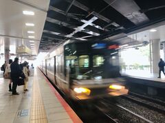 新大阪から在来線で神戸を目指します。
新快速ならば30分ほどですかね。