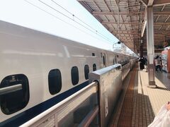 新幹線で新横浜から新大阪を目指す。