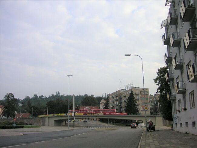 2泊するので荷物詰めもなく、部屋がちっと暑いので、ホテルの周りをお散歩。<br />あ、トラムだ。<br />右手の方が街の中心らしい。