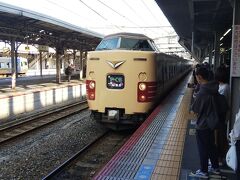 発車5分前になってようやく入線。
撮影者で溢れるホーム。やっぱり人気高い。
ここからは、11時5分発の特急やくも9号で終点出雲市まで3時間の旅だ。たっぷり楽しもう。