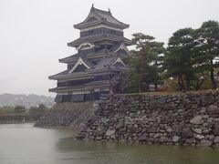 国宝松本城です。

訪問は今回で三度目ですが、雨に煙るお城は初めて！

むしろこの方が風情があるやもしれませんね。