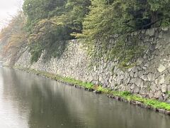 結構なお雨の中　では彦根のお城に向かいます

石垣が立派
それにしても大きなお城だ