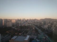 朝はモヤッとしているソウルの町
ホテルからの景色です