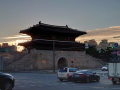 東大門が凛々しく、朝日がのぼるところ
バス停からの景色です
バスで安國駅へ向かいます