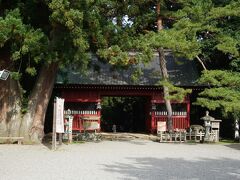 午後１時２０分頃に出羽三山神社に到着。鳥居をくぐると随神門がある。随神門は羽黒山から遠くは月山、湯殿山に至る広大な神域への入口。この門は初め仁王門として元禄年間秋田矢島藩主より寄進されたが、明治の神仏分離で随身像が祀られ随神門と名付けられた。