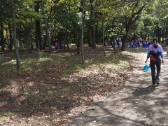 まず来たのが金川の森という森林公園に。

秋の遠足の幼稚園児たちも。

緑が多いきれいな公園でした。