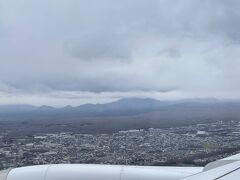 千歳空港が近づいてきました。どんよりとした曇り空。