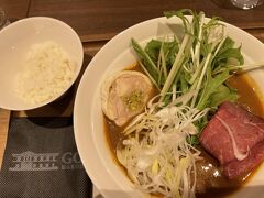 私は珍しいなとカレーうどんを頼みましたがこれがなかなかのお味。
しかも五島列島の五島うどんとのコラボとのこと、最後にご飯を入れて綺麗に完食！
もしもまた千歳空港でランチとなったら、これはあり！と記憶しました。