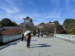 隣接している『金沢城公園』へ。
金沢城跡として国指定史跡であり、日本100名城にも選ばれている『金沢城公園』。