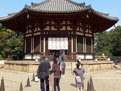 北円堂です。奈良時代に藤原不比等の一周忌供養として建てられています。現在の建物は鎌倉初期の再建されたもので、興福寺の中で最も古い建築物です。
