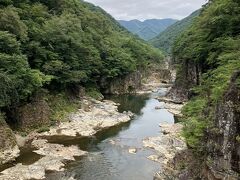 虹見橋の上から。
うーん、いい景色です。

あーあ、本当は1時間くらいハイキングしたかったなあ・・・。
もし次にくる機会があれば、紅葉の時期がいいかな。きれいでしょうね・・・。