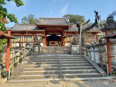 まずは、県庁東側にある氷室神社です。道路挟んだ向かいは正倉院展が行われる奈良国立博物館新館です。
