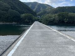 15：50
四万十川にはたくさんの沈下橋（ちんかばし）が架かっている。
沈下橋とは、増水時に川に沈んでしまうように設計された欄干のない橋のことで、これはぜひ見たかった。

勝間沈下橋
全長171.4ｍ、幅4.4ｍ
