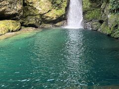 なんて幻想的な青！

地元の人は近寄らない神聖な場所って看板があったけれど、まさに神聖な空気が漂っている。
