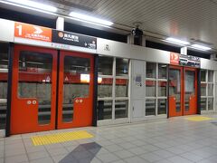 烏丸御池駅で烏丸線から東西線に乗り換えて。