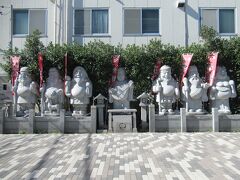 大正15年に現在の地にあった池を埋め立て弁天社を建立したのが始まりで、平成に入り街の発展、繁栄、福徳を祈念して建てられた七福神です。どの神も自分の名称が印刷された幟を持ち、笑顔で参拝客を迎えています。七福神の笑顔を見ただけで、こちらの心も温かくなる、そんな七福神です。