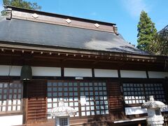 慈雲寺。鐘が本堂にとりつけられていました。