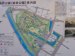 盛岡城は、豊臣秀吉から南部七郡の領有を認められた、南部信直が1598年石垣を巡らし、本丸・ニの九・三の丸を築いたのが始めです。今日の盛岡市の基礎となった城下町は、北上川・中津川・雫石川の合流点に営まれ、城を中心とする三重の堀で区画されていました。南部一族は源頼朝の命令で、鎌倉時代に赴任してきました。