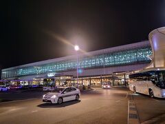 富山駅には遅延なく到着し、あらためて日本の技術力に感服しました(^^)

新幹線を降りるとすぐに、過去に二度行ったことがある地元の居酒屋（ＨＰ情報では２３時まで営業）に電話しましたが、本日は終了したとのことで私のテンションも終了(-_-;)

２１時半は過ぎているけど金曜日の夜だし、富山の旨い肴と旨い酒を満喫できるだろうと思っていましたが、考えが甘かった…