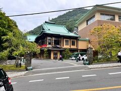 箱根美術館・強羅公園バス停から登山バスで　ランチをいただく富士屋ホテルへ
登山電車ですと少し歩かなくてはいけませんが登山バスはホテル前という便利なバス停があります。