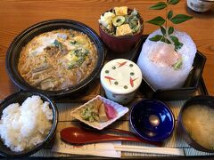 右上は信州サーモン、氷の器に載ってきれいな色です。初めていただきました。いいお味です。ご飯もお味噌汁も美味しい！