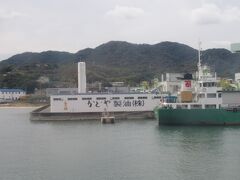 小豆島が見えてきました。ごま油のかどやは、小豆島が発症だったんですね。