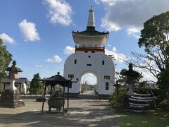 せっかく茂原まで来たんだから、と寄ったのがこちらの日蓮宗藻原寺。
寺院のHPより
「建長５年春、旭ヶ森で立教開宗された日蓮大聖人は、法難の為に清澄山を追われて藻原近くの「笠森」の観音堂で難を逃れていました。その時、藻原の豪族として威勢を誇っていた齋藤氏と、その一族の須田次郎時忠が同時に夢の中で「聖僧来たって笠森にあり疾く住いて迎えよ」との観世音菩薩のお告げを受けました。二人は早速お告げに従い、日蓮大聖人を自邸に招き、教えを乞い最初の帰依者となり、建治２年７月、ついに邸内に一小堂を建立しました。これが藻原寺の起こりです。」