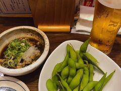 バスでJR奈良駅に戻ってきて夕ご飯。
たくさん歩いたのでとにかく飲みたい！と思って手っ取り早く駅ビル内のお店へ。
うどん屋さんだったんだけど、完全に飲みモードの注文。