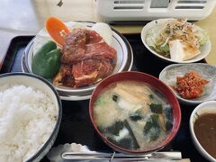 そして私はジンギスカン定食。1600円。
たれがヤバい。
ニンニク、リンゴ、玉ねぎをたっぷり使ったと思われ、臭みなど全くなく、分厚い羊肉がジューシー。
そしてたっぷりの量。
そしてサラダのドレッシングもすりおろし玉ねぎとニンニクを使ってるのかな？美味しい。