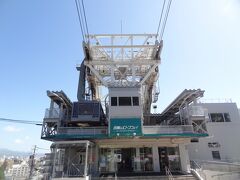 10:06
函館駅から15分。
函館山ロープウェイ山麓駅に到着。

ロープウェイは往復1,500円！
バスを降りた観光客の皆さん、ロープウェイ駅に入っていくのを横目に、お金を持っていない筆者は‥