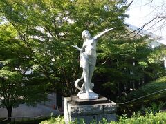 渋沢史料館の近くなある「平和の女神」