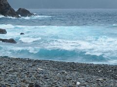 丸い石がゴロゴロしてるホノホシ海岸
波が打ち返すたび石が転がり、ゴーって音が鳴り響きます