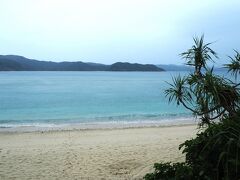 雨が降っていても　海の青さがわかるヤドリ浜