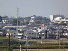 墳頂から、カメラのレンズをズームにすると、忍城が映る。