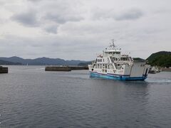 1日数便ある加計呂麻島とのフェリーが古仁屋港に戻って来ました
