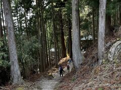 金峯神社の横の道を降りてゆくと義経隠れ塔がある。