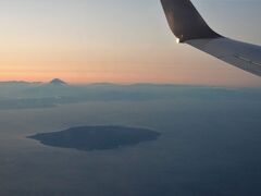 大島の横を通って羽田に向かいます