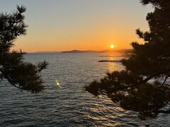 桂浜の龍王崎展望台からちょうど夕日が見えました。旅先で夕日が見られると、幸せな気分になります。