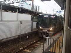 和歌山駅
JR線で和歌山まで来ました。
写真はこれから乗車する和歌山市行きの列車。