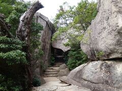 【弥山】

山頂展望台の手前、いくつもの巨岩で出来た「くぐり岩」。