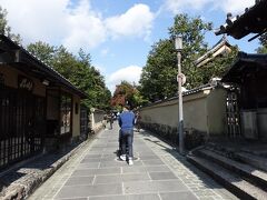 圓徳院を出て、八坂神社の前を通り過ぎて。