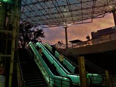 静岡駅に戻ると、夕焼けがきれいだった。
地上に上がるエスカレーターもいい感じ♪