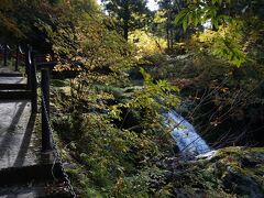 疎水坑跡を出ると、銀山川に沿って白銀公園の遊歩道がある。遊歩道を上って行くと写真の「白糸の滝」が見えてくる。