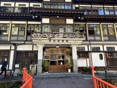 「能登屋旅館」は１８９２（明治２５）年創業。１９２１（大正１０）年築の建物は、４階の望楼が眼を引く。入母屋造りの建物は国の登録有形文化財にも指定されている。
