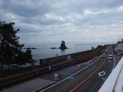 やっと来ました「雨晴海岸」。目の前の道の駅のレストランでズワイガニのパスタを食す。