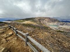 御釜の近くまで行ってゆっくり眺めたあと、写真の「馬の背」と呼ばれる外輪山の尾根に沿って歩き刈田岳山頂にある「刈田嶺神社」に向かう。刈田岳の山頂部は約２２万年前の蔵王火山の活動で形成された溶岩ドームからなり、表面部には馬の背カルデラ内に起こった約３万５千年前以降の火山活動による噴出物が堆積している。